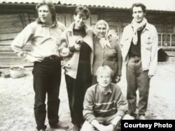 Музыкі "Палацу" ў фальклёрнай экспэдыцыі: Алег Хаменка, Вераніка Круглова, Зьміцер Вайцюшкевіч, Юры Выдронак