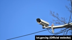 "Коопсуз шаар" системасынын Бишкектеги камерасы. Иллюстрациялык сүрөт.