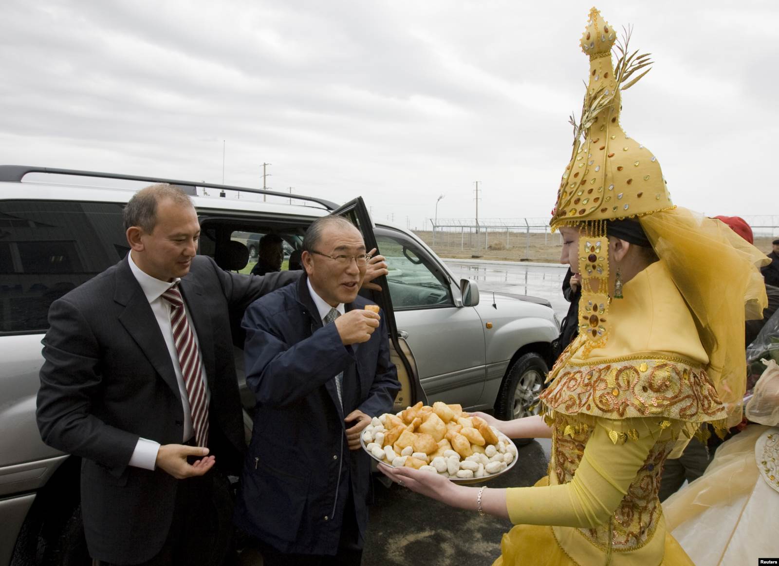 Toshiba Corporation компаниясының президенті Ацутоши Нишида (ортада) мен Мұхтар Жәкішев Шымкент қорғасын зауытының ашылуында. 2009 жылдың сәуірі.