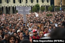 Из-за применения избыточного насилия, по мнению собравшихся у здания парламента, глава МВД должен подать в отставку