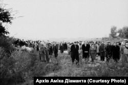 Бабин Яр. Місце збору не було означено, люди стояли групами. 29 вересня 1966 року. Фото Гарика Журабовича. Архів Аміка Діаманта
