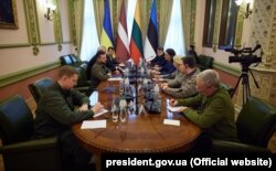 Президент України Володимир Зеленський під час зустрічі з головою Саейму Латвії Інарою Мурнієце, спікером Сеймасу Литви Вікторією Чмілітє-Нільсен та головою Рійгікогу Естонії Юрі Ратасом, які прибули до Києва, 24 березня 2022 року