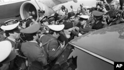 აეროპორტიდან, თეირანის გავლით, ბაჰეშტე ზაჰრას სასაფლაომდე ხომეინის ძლიერი დაცვა აცილებს.