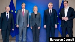 Premijeri i predsednici Kosova i Srbije (Isa Mustafa, Hašim Tači, Tomislav Nikolić i Aleksandar Vučić) sa Federikom Mogerini u Briselu, januar 2017.