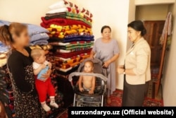 Представители администрации Сурхандарьи дарят ключи от двухкомнатной квартиры женщине, возвращённой из Сирии, 2019 год