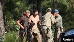 Турецкие военнослужащие задерживают коллегу, подозреваемого в причастности к неудавшемуся перевороту. Мармарис, 25 июля 2016 года.