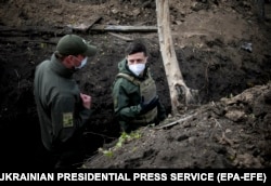 Володимир Зеленський під час відвідування лінії фронту в Петрівському
