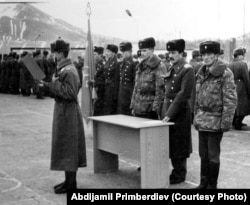 Примбердиев аскерлердин антын кабыл алуу аземинде. Мургаб отрядынын окуу борборунан көрүнүш. 1980-жылдар.