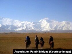 Чет элдик саякатчылар мургапчылардын коштоосунда