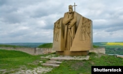 Пам’ятник гетьманові Петру Сагайдачному в Хотині. Монумент відкрили 1991 року в рамках святкування 370 років від дня Хотинської битви 1621 року