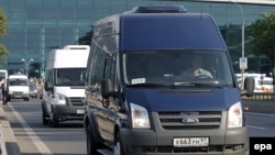 ABŞ-dan deportasiýa edilen russiýalylary Domodedowo aerportundan Moskwa alyp gelýän awtoulaglar. Arhiw suraty 