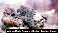 საჰაერო დარტყმა ანადგურებს ავღანურ სოფელს.