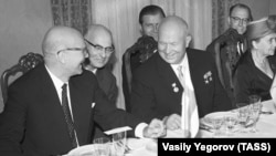 Президент Финляндии Урхо Калева Кекконен (слева) и первый секретарь ЦК КПСС Никита Хрущев 