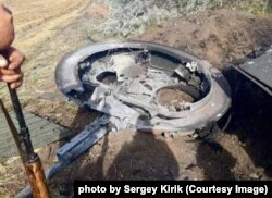 Спалена техніка 93-ї бригади внаслідок танкової атаки на блокпост №10 під Новоселівкою. Донбас, Україна. 4 липня 2014 року.