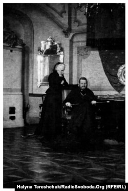 Митрополит Андрей Шептицький із мамою Софією Фредро-Шептицькою (архівне фото)
