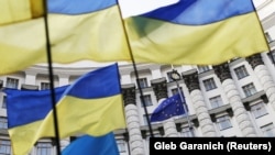 Steaguri ucrainene în jurul unui steag al UE în fața clădirii guvernului Ucrainei, la Kiev (imagine de arhivă).