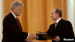 Билл Клинтон (слева) и Владимир Путин. 4 июня 2000 года