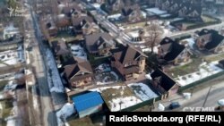 У власності дружини Шемчука, зокрема, і цей будинок під Києвом