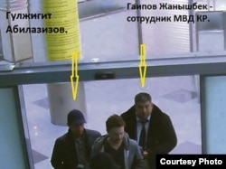 Гульжигит Абилазизов в сопровождении сотрудников МВД.