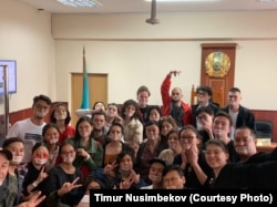 "Шындықтан қашып құтылмайсың" баннері үшін әкімшілік жазаға тартылған Сүйінбике Сүлейменованы сотқа қолдап келген азаматтар. Алматы, 16 мамыр 2019 жыл.