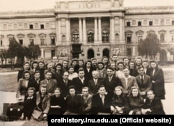 Український відділ філологічного факультету Львівського державного університету. 1949 рік. Ярослав Дашкевич стоїть за дівчатами у лівій частині фотографії
