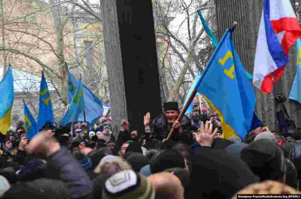 Прапори на багатотисячному мітингу на підтримку територіальної цілісності України, скликаному Меджлісом кримськотатарського народу. Сімферополь, 26 лютого 2014 р. Фото Володимир Притула.