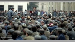 Miron Cozma vorbindu-le minerilor care au invadat Bucureștiul, 14 iunie 1990 (foto: Emanuel Pârvu)