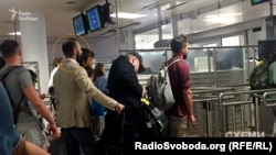 Суддя Артур Ємельянов очікує на проходження митного контролю в аеропорту Відня, червень 2017 року