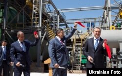 Віктор Янукович на посаді президента відвідує «Кримський титан», праворуч – Дмитро Фірташ, 2012 рік