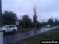 Фото автора: машини ОБСЄ з прапорами у Торезі