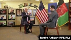 زلمی خلیل‌زاد حین یک مصاحبه اختصاصی با رادیو آزادی