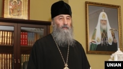 Мітрапаліт Украінскай праваслаўнай царквы (Маскоўскага патрыярхату) Ануфрый каля партрэту патрыярха Расейскай праваслаўнай царквы Кірыла, 4 студзеня 2017 году