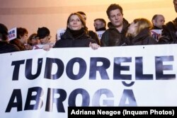 Înainte de a intra pe scenă, actorii Naționalului bucureștean au protestat, în semn de solidaritate cu magistrații