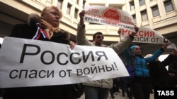 Пророссийские активисты у здания крымского парламента в феврале 2014 года