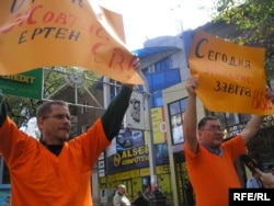 Журналистер Сергей Дуванов пен Рысбек Сәрсенбай Евгений Жовтисті қолдап акция шыққан сәт. Алматы, 23 қыркүйек 2009 жыл.