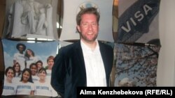 Атташе по вопросам прессы, культуры и образования Генерального консульства США Тристрам Перри. Алматы, 5 апреля 2014 года.