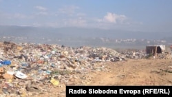Македонија - Депонијата во Струга, која се наоѓа на само стотина метри од влезот на градот, често шири чад и неподнослива миризба