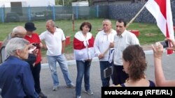 Ганна Шапуцька (у цэнтры) у час акцыі супраць рэстарацыі «Поедем поедим»