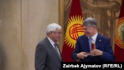 Жазуучулар бирлигинин төрагасы Акбар Рыскулов президенттин колунан Кыргыз эл акыны наамын алды.