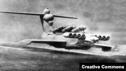 Советскиот екраноплан од класата Лун, опремен со 6 лансирни ракети, за време на тестирањето во Касписко Море.