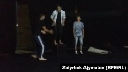 Театрдагы спектаклден бир көрүнүш.