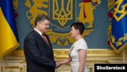 Надія Савченко з президентом Петром Пороршенком після визволення. Київ 25 травня 2016