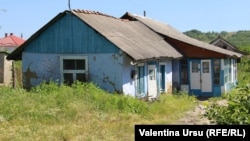 „Eu mă uit, se dărâmă case, se dărâmă garduri, totul prin sate se fărâmă și omul nu poate face nimic.”