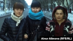 Сандугаш Муса (в центре), студентка первого курса Синьцзянского медицинского университета. Урумчи, 23 февраля 2013 года.