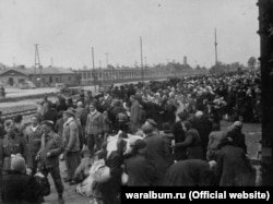 Вивантаження угорських євреїв з ешелону, який прибув до концентраційного табору «Аушвіц-Біркенау», 26 травня 1944 року