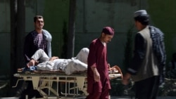 آرشیف، مردی که در یک انفجار زخمی شده در حال انتقال به شفاخانه برای معالجه در ولایت زابل