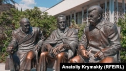 Пам'ятник «Великій трійці» у Лівадійському парку, Ялта, архівне фото