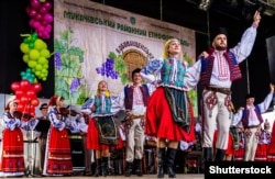 Танцюристи Заслуженого академічного Закарпатського народного хору виконують угорський танець під час етнічного фестивалю «Бобовищенське гроно». Село Бобовище Мукачівського району, 7 жовтня 2017 року