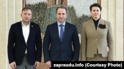 Лідэры "Гавары праўду" Андрэй Дзьмітрыеў і Тацяна Караткевіч з былым амбасадарам Расеі ў Беларусі Міхаілам Бабічам