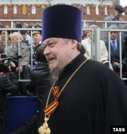 Голова Синодального відділу із взаємин церкви і суспільства протоієрей РПЦ Всеволод Чаплін на військовому параді на Красній площі. Москва. 9 травня 2012 року